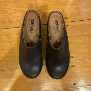 Softwalk comfort clogs. Size 8 wide / 8W